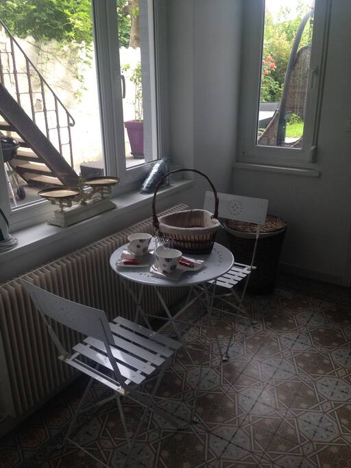 Un espace cusine pour déjeuner avec un refrigérateur, une bouilloire et un micro onde.