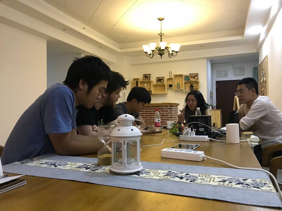 可爱的数学老师在给歪果仁讲地理课