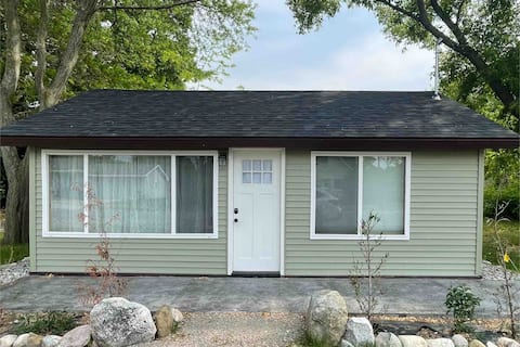 Modern Cabin / walk to downtown