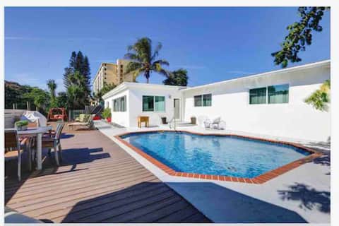 Wilton Manors Hide-A-Way 5 with Pool on Water