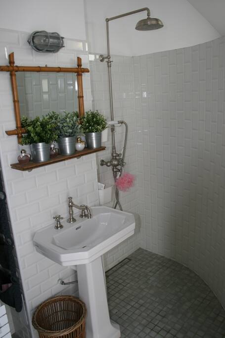 Salle de bain à l'italienne avec second lavabo à l'ancienne.