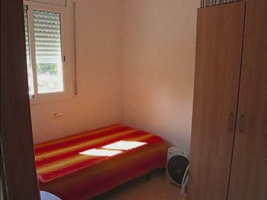 dormitorio con cama nido