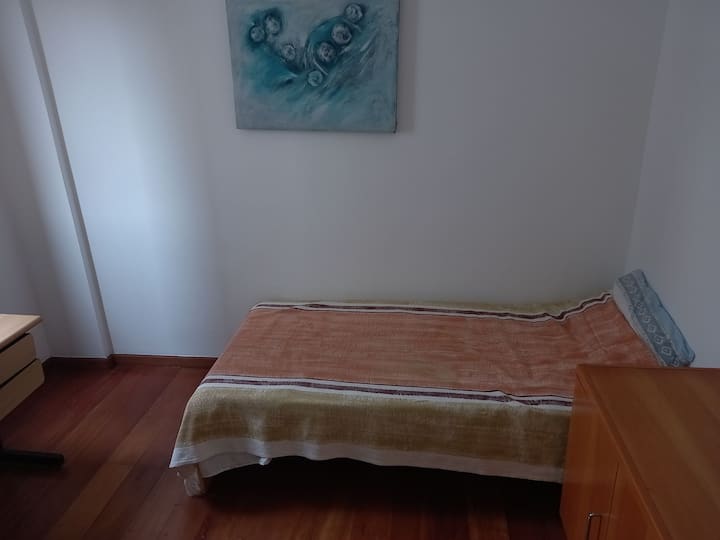 ห้องนอน 3 พร้อมเตียงเดี่ยวโต๊ะและตู้เสื้อผ้า