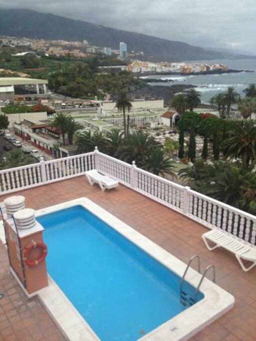 dos piscinas en lo alto de distintas torres
