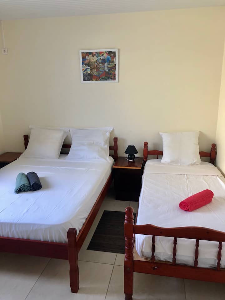 Спална соба 2 (1 брачен кревет + 1 единечен кревет)