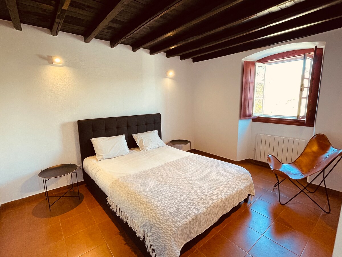 Спална соба 2 со поглед кон замокот 