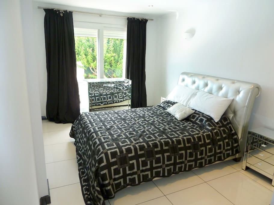 D2: DOWNSTAIRS BEDROOM 2. Beautiful, luminous bedroom with French windows overlooking the plants in the private garden.