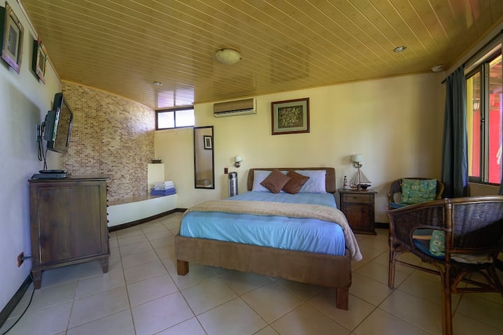 Спалня №2 - изглед към градината
