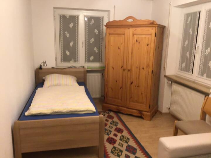 Პატარა ოთახი, უფრო მაღალი ერთადგილიანი საწოლი (შესაფერისია მოხუცებისთვის) და გარდერობი 