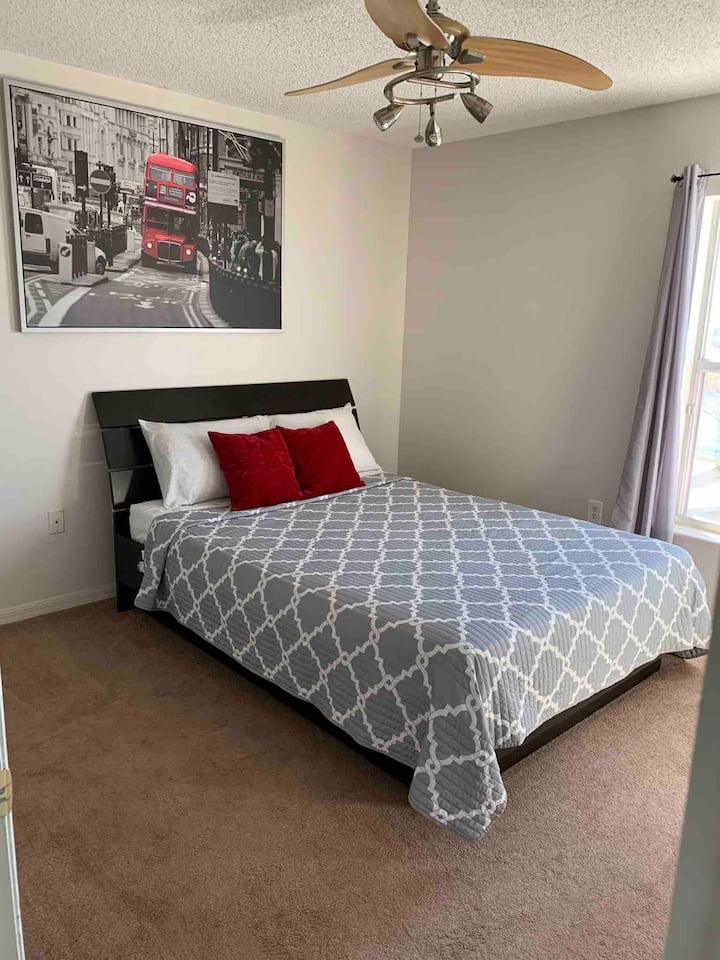 חדר שינה/מיטת Q למעלה 