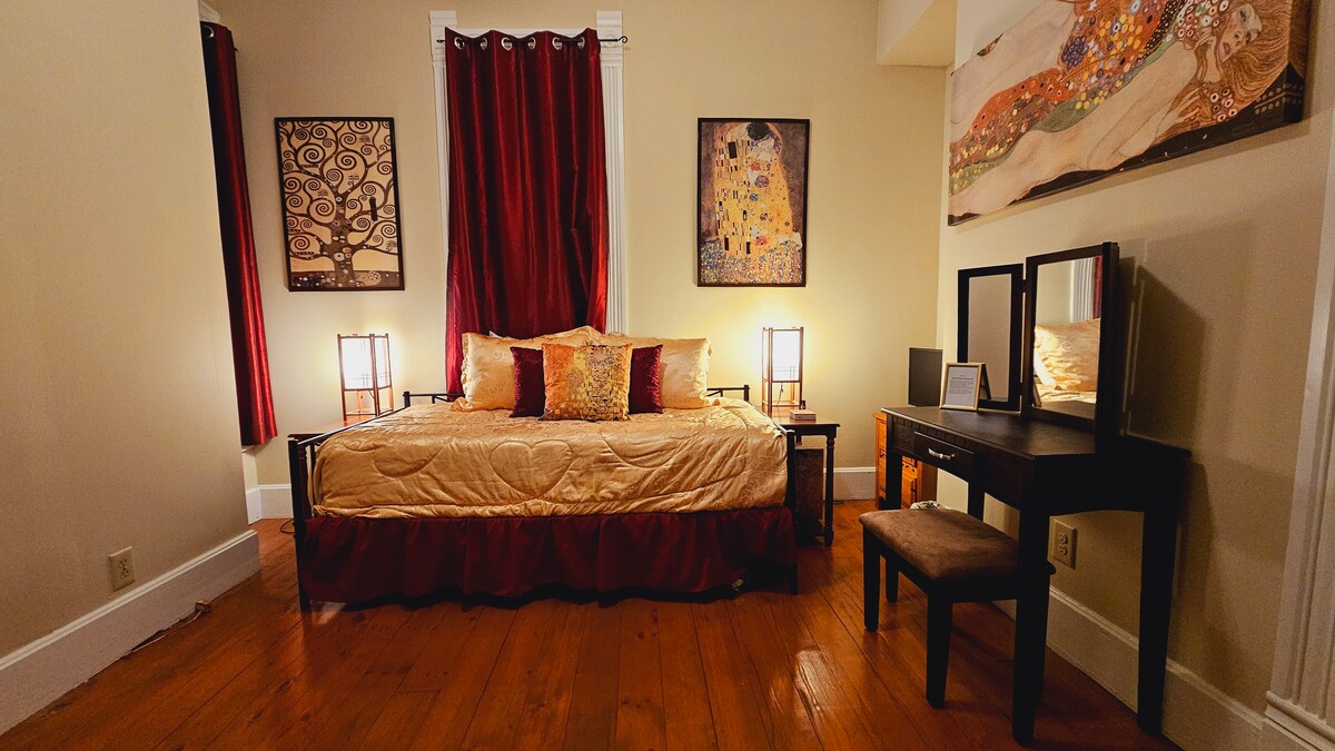 Glavna razina: spavaća soba br. 3 ~ francuska vrata otvaraju se prema starinskim umjetničkim djelima i sobi s tematikom knjižnice! 
Ispod se krije drugi pomoćni krevet. Ormar s više kuka i vješalica. Plišani madrac na vrhu. Drugi madrac ispod je memorijska pjena. 