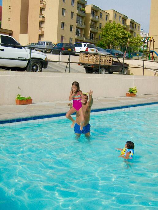 Te ofrecemos kiosco de esparcimiento y piscina para que te relajes en nuestra ciudad