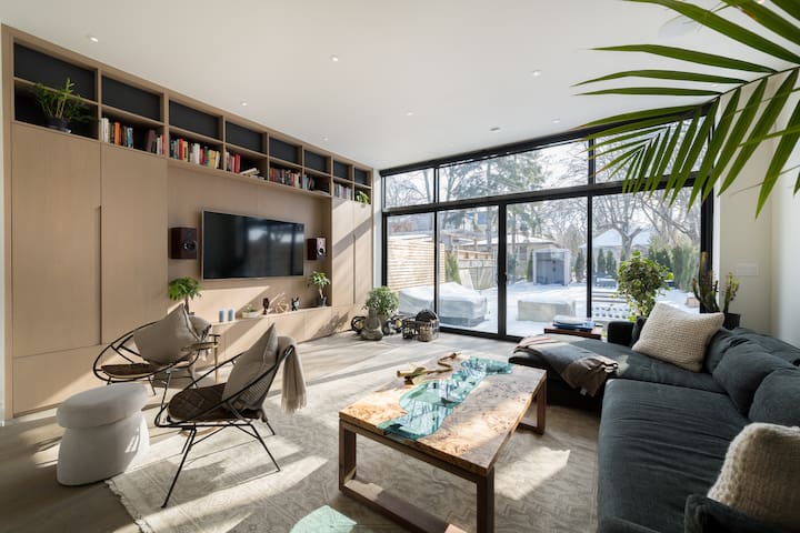 Luxury Modern House: Hot Tub, Gym & Steam Shower