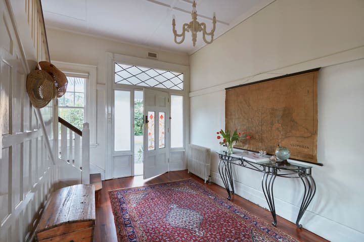 Palmers Hill -a rambling gem by the beach gallery image 2