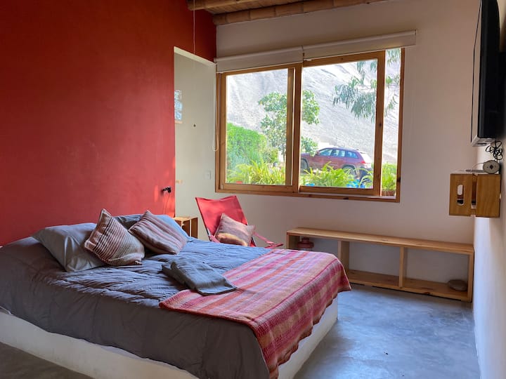 חדר שינה 1: 
   1 מיטת קווין סייז + 
   חדר רחצה מובנה