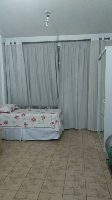 Cama de solteiro e guarda-roupa + colchão de solteiro extra.
