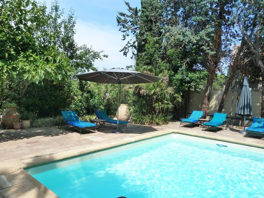 Coin repos autour de la piscine