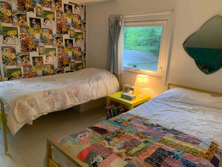 ห้องพักสำหรับเด็กมีเตียงแฝด 3 หลังเตียงนอนเล่นและพัดลมเพดาน