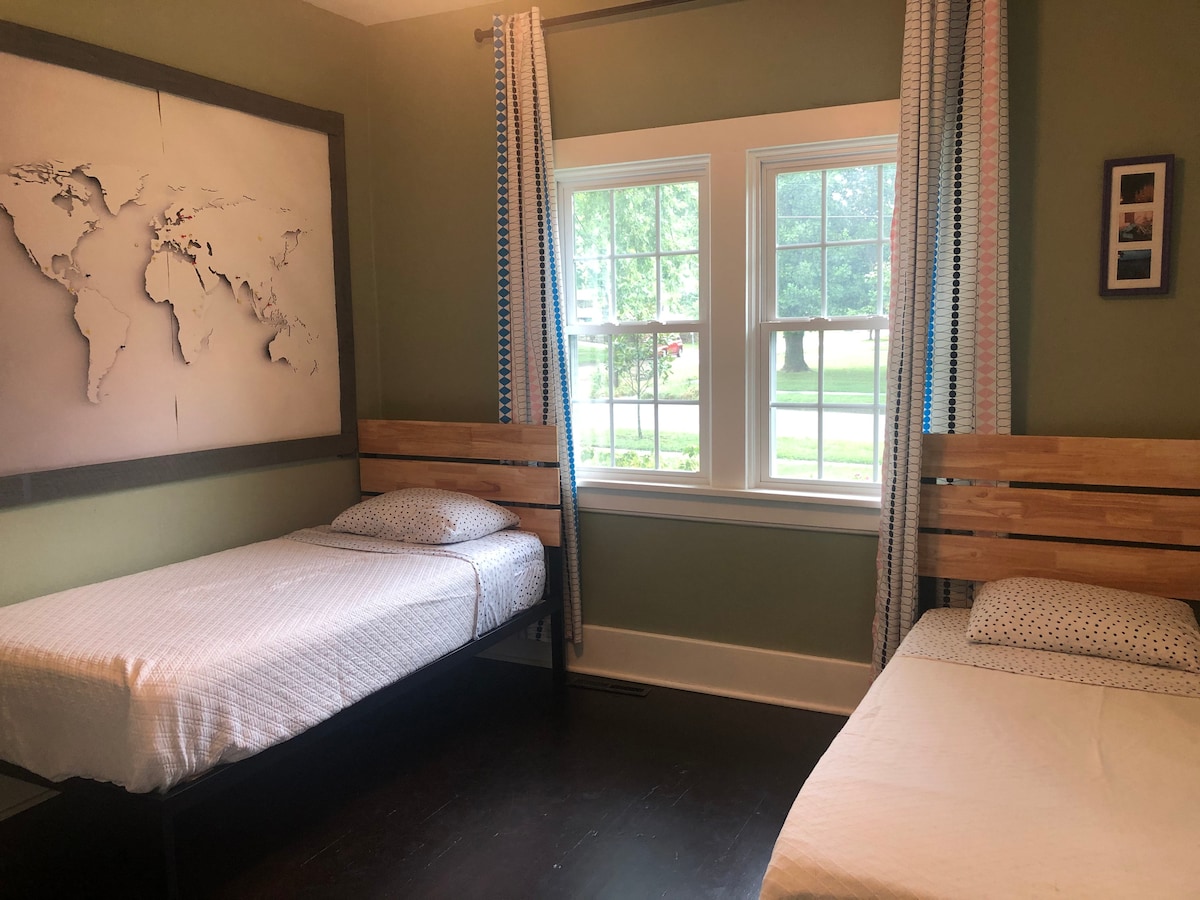 Vitajte vo svetovej izbe! V tejto izbe sú dve dvojlôžka a dostatok priestoru na dobitie energie. 