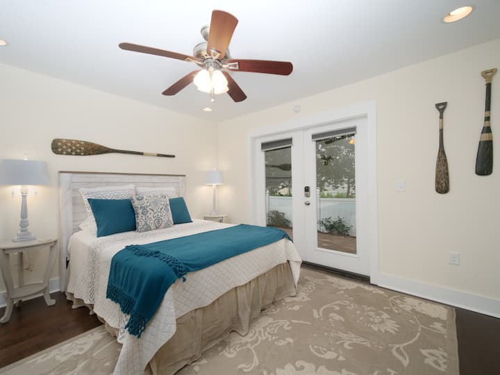 Spavaća soba na prvom katu (4. spavaća soba) sadrži bračni krevet (160x200), a kao i sve druge spavaće sobe, ima vlastitu susjednu kupaonicu! 