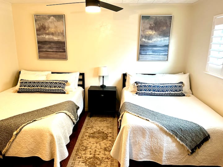 חדר שינה שני עם שתי מיטות בגודל מלא, בשניהם יש מזרני ספוג זיכרון. 