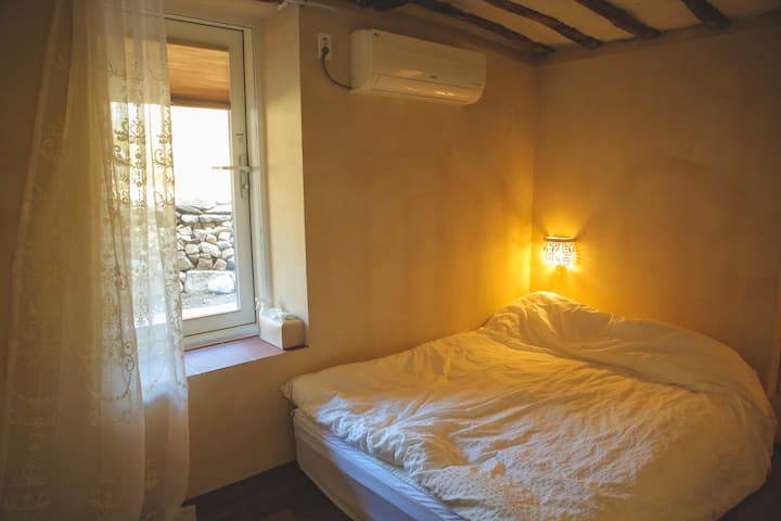 퀸 사이즈 침대가 있는 작은 방입니다