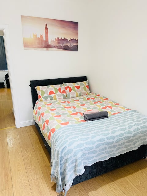 Top performing Airbnb: *Modern 1 bedroom Apt next to centre -Free parking in Harehills