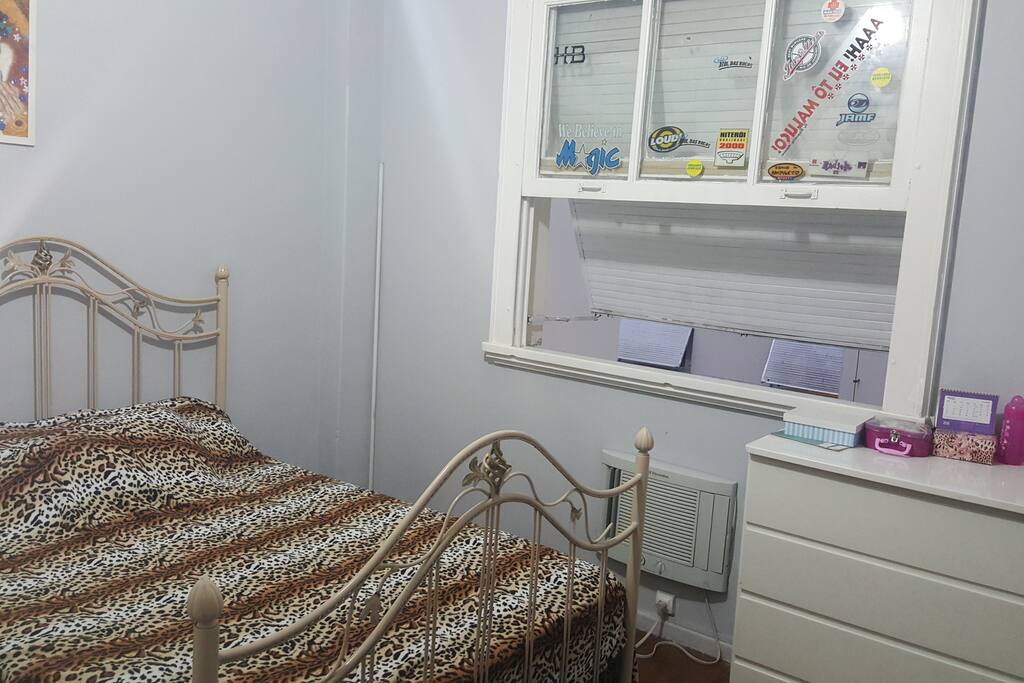 Quarto cama casal, ar condicionado e tv