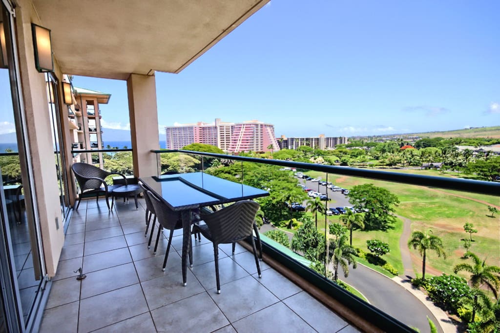 Sitting on the 8th floor, you've got a bird's eye view of all the happenings below and all the gorgeous green foliage surrounding Honua Kai.