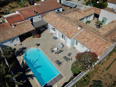 Beautiful 230 m² renovated villa with pool.