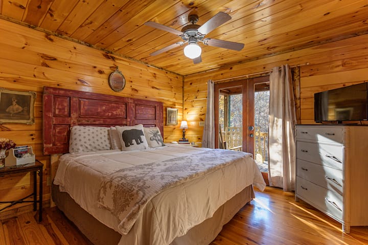 Chumba kikuu cha kulala cha ghorofa. Kitanda aina ya King