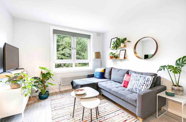 Stylish, spacious, very clean 2 double bedrooms. gallery image 2