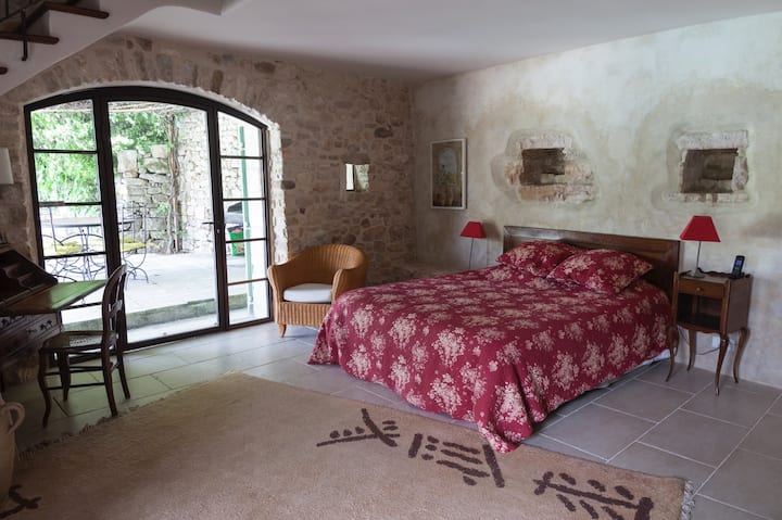 chambre à coucher (maison d'hôtes), accès direct à une belle terrasse ombragée et à la piscine