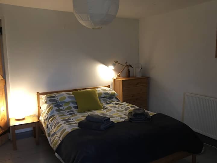 主双人床/家庭卧室，配备额外单人床