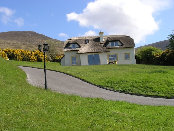 Strohgedecktes Komforthaus Mit Meerblick Kamin Cottages For Rent In Glenbeigh County Kerry Ireland