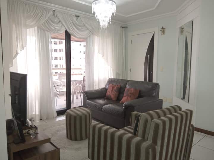 Sala de estar CLIMATIZADA  c/ vista p/ o Rio Negro + SmartTV c/ streamings disponíveis: Netflix, YouTube, GloboPlay, Max (HBO), PrimeVideo.

Klimatizirani dnevni boravak s pogledom na Rio Negro + pametni televizor s uslugama streaminga (Netflix, Max, Prime itd.). 