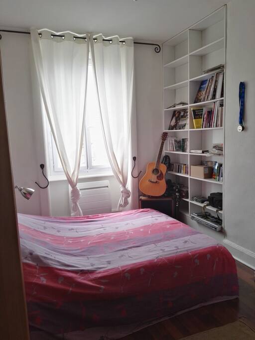 Chambre coté cours, lit double.