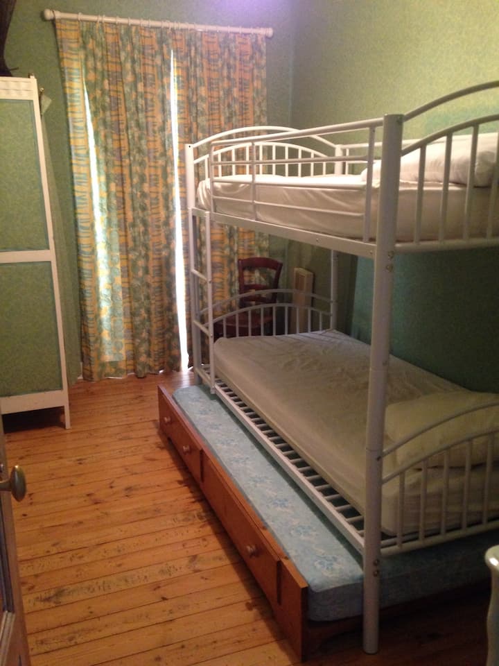 Ორი ორსართულიანი საწოლი და უჯრის საწოლი 