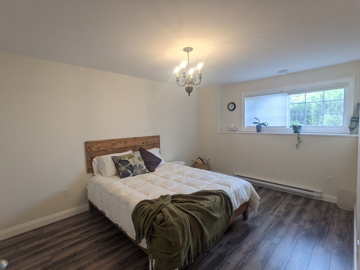 Spálňa 1 s výhľadom do záhrady a na vodu