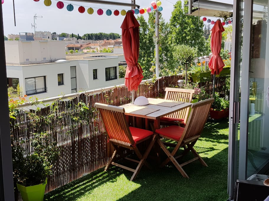 Terrasse pour petit déjeuner au soleil dès le matin, ou soirée sous lampions...