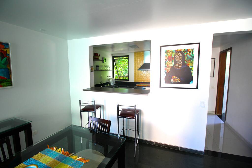 A sala conecta com a cozinha