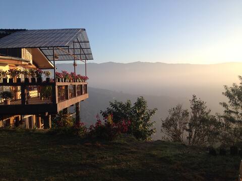Birdsong Home, entire bungalow with terrace, deck