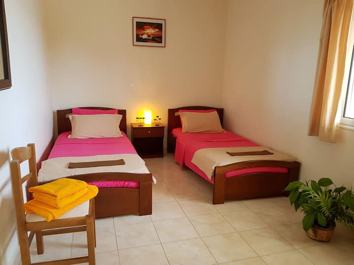 2间带单人床的卧室