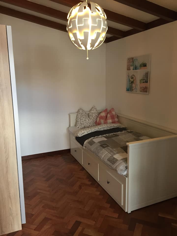 3.卧室，床可伸缩