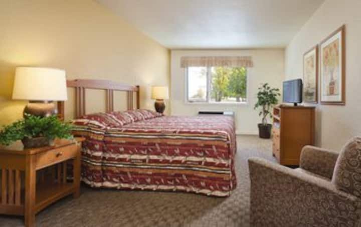 Kingsize bed in hoofdslaapkamer