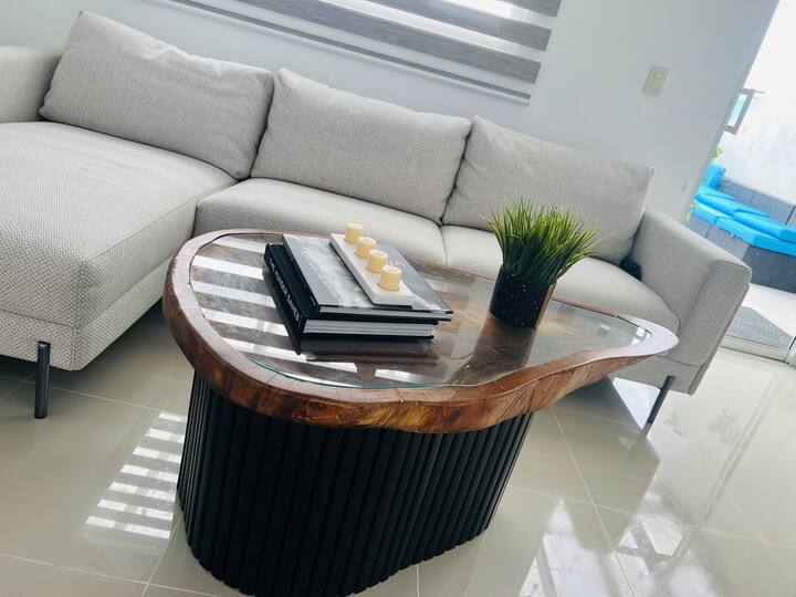 Vipande mahususi vilivyotengenezwa: meza hii ya kisasa ya kahawa ilibuniwa na mmiliki na kujengwa na seremala wa eneo husika 