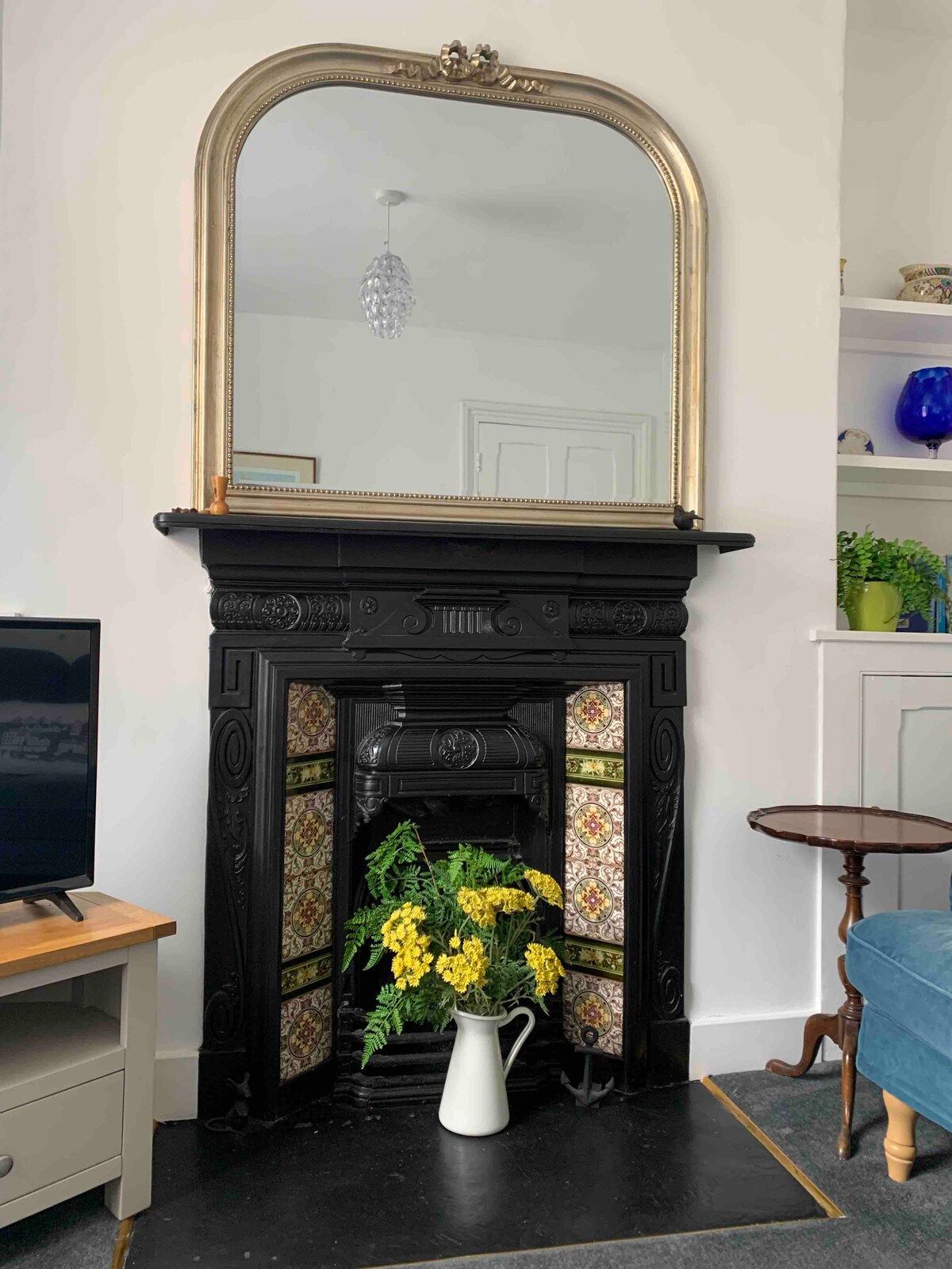 Огледало и тепих со детали 