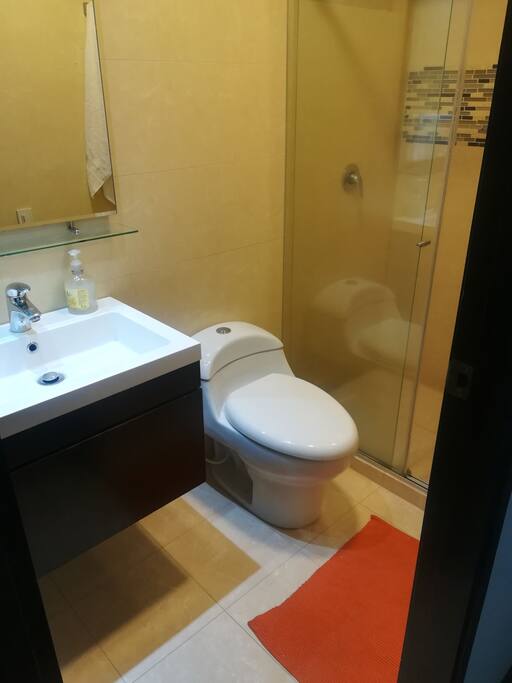 Baño Privado con ducha de agua caliente