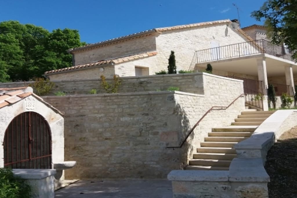 Le bâtiment du Sant’al’ café depuis le puis