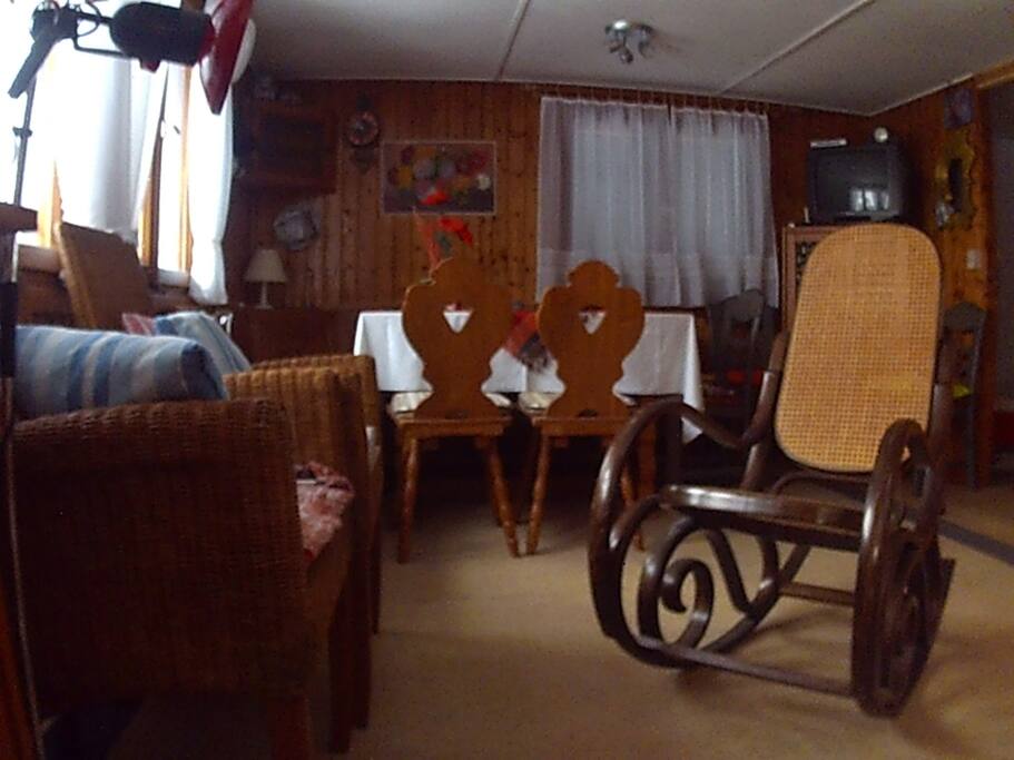 Urig eingerichtetes Wohnzimmer